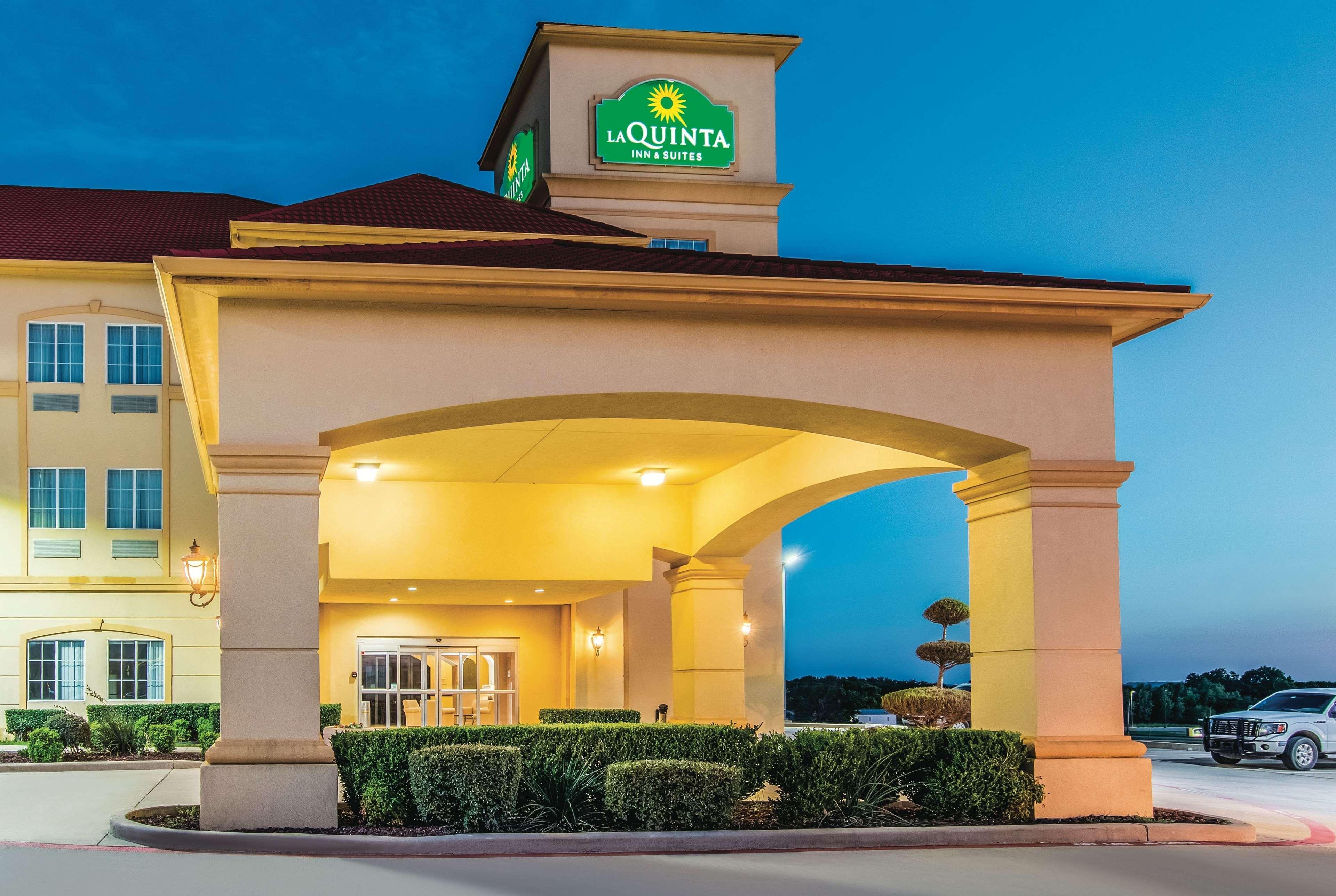 La Quinta By Wyndham Bridgeport Hotel Exterior foto