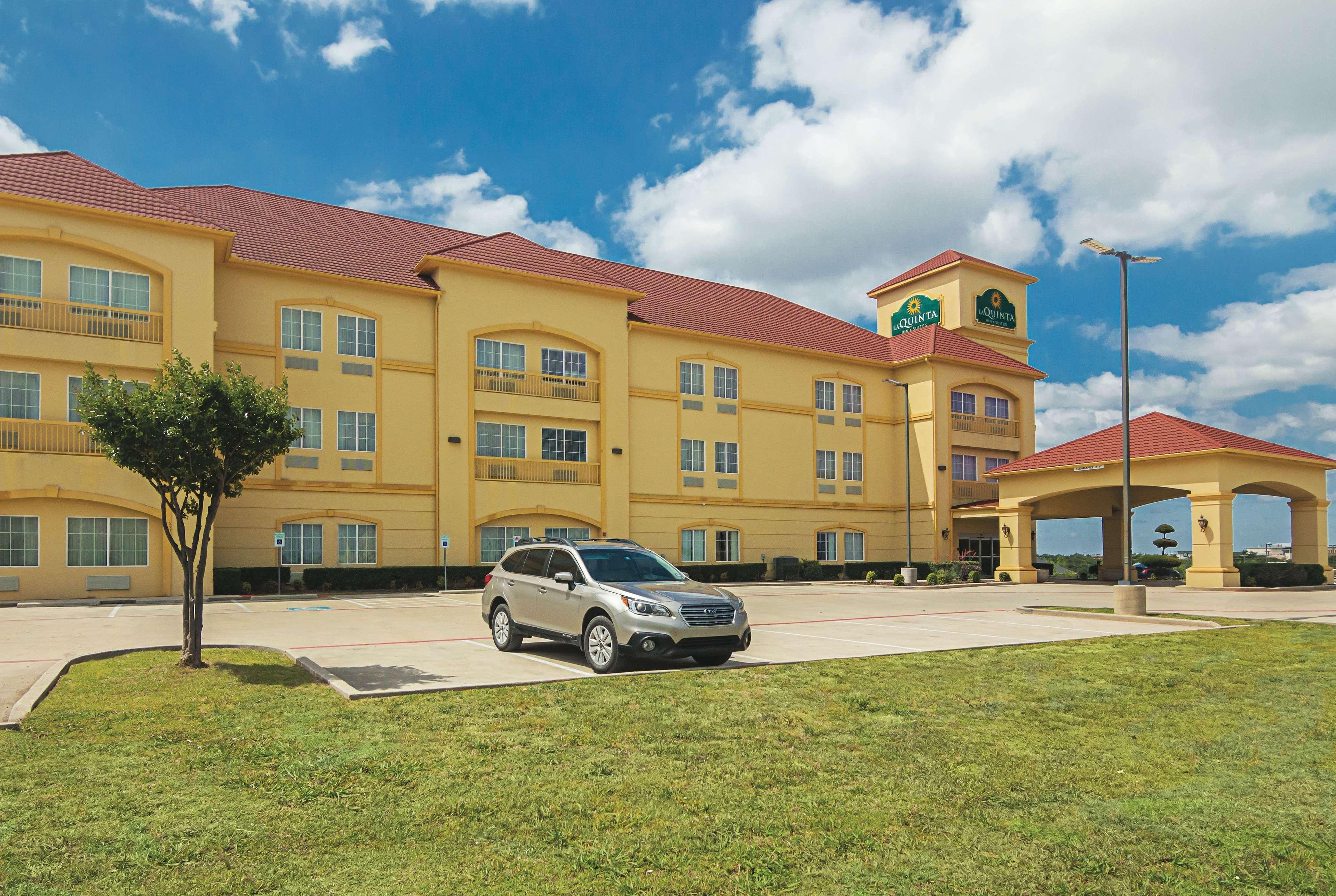 La Quinta By Wyndham Bridgeport Hotel Exterior foto